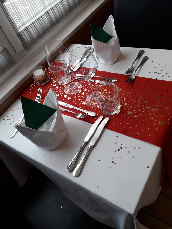Logis Du Parc-restaurant - Le Rouget De Lisle Hotel